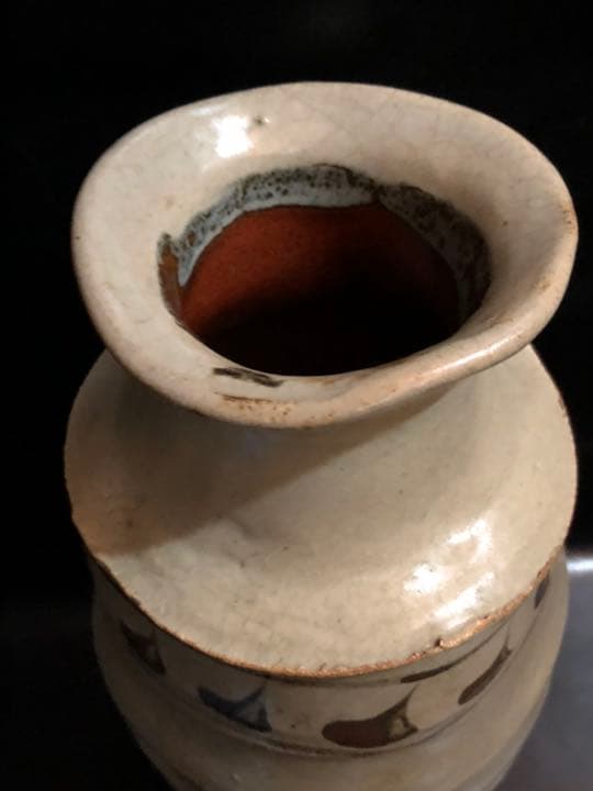 究極の美◼️蔵からかなり雰囲気のある良さそうな壺が出て来ました。花