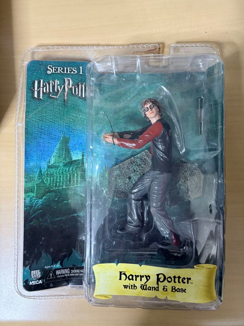 NECA ネカ ハリー・ポッター フィギュア 杖とベース付き