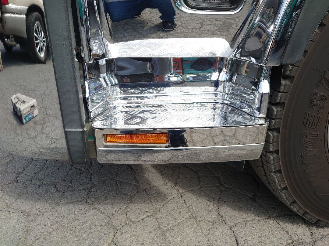 クオン サイドステップ アルミ縞板 下段セット ボルトナット付き