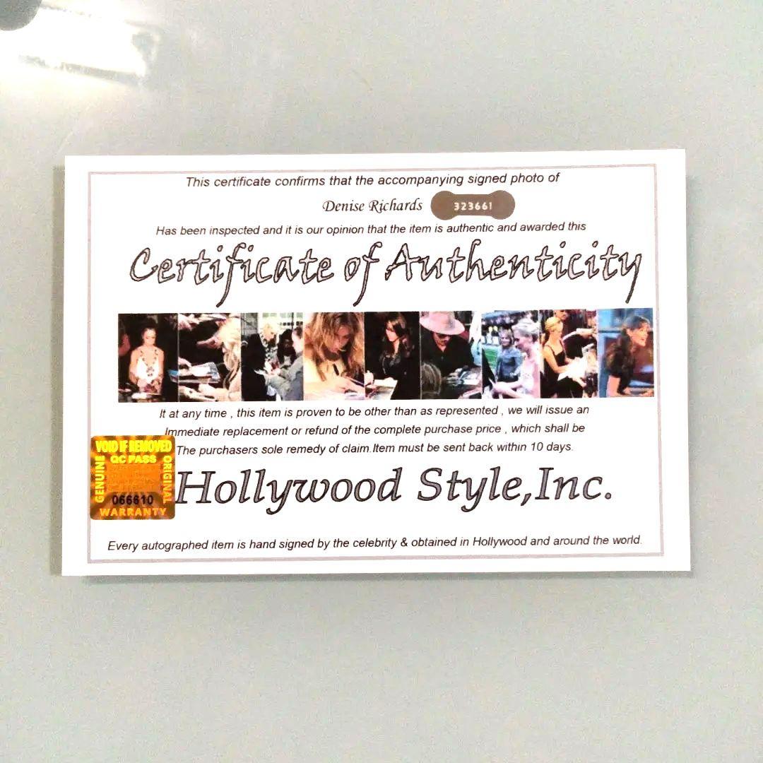 デニス・リチャーズ直筆サイン入り大型写真…Denise Richards - メルカリ