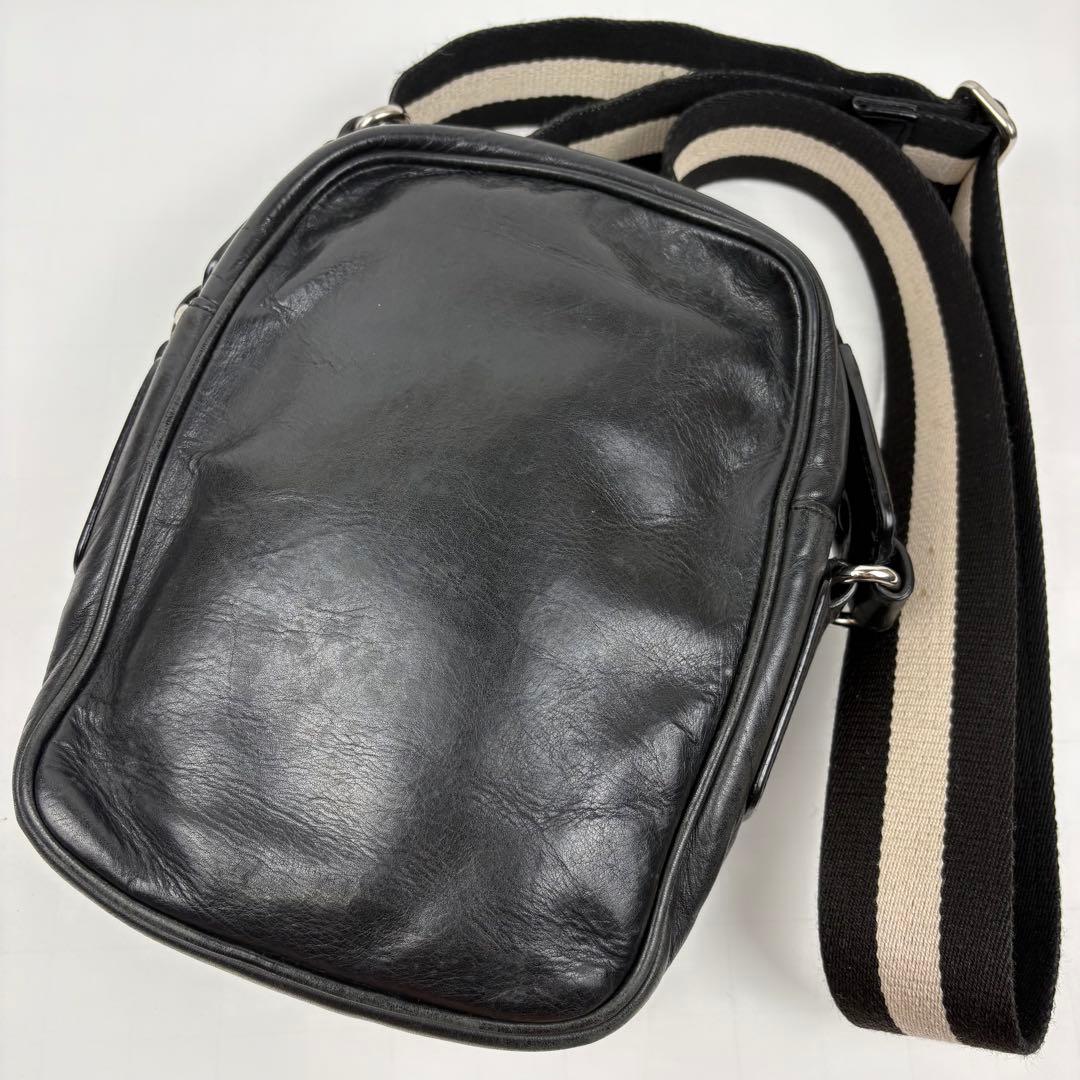 バリー ショルダーバッグ クロスボディ 斜め掛け レザー トレイン