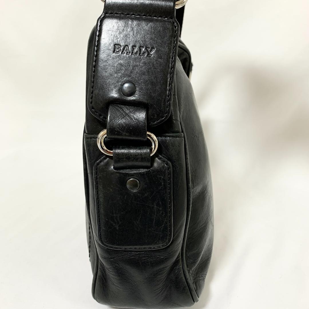 バリー ショルダーバッグ クロスボディ 斜め掛け レザー トレイン