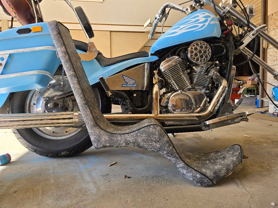 スティード400 ワンオフ3段シート 本蛇革 アメリカンドリームス - メルカリ