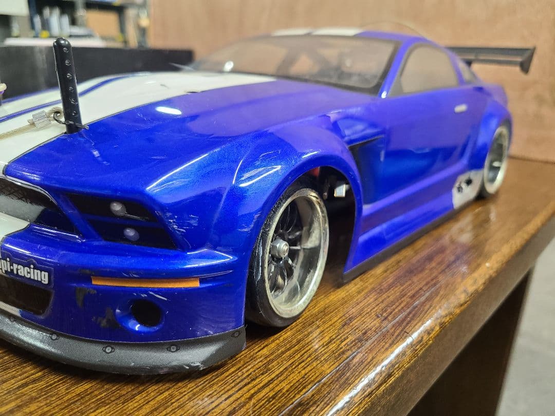 ラジコンカーとFutabaコントローラー