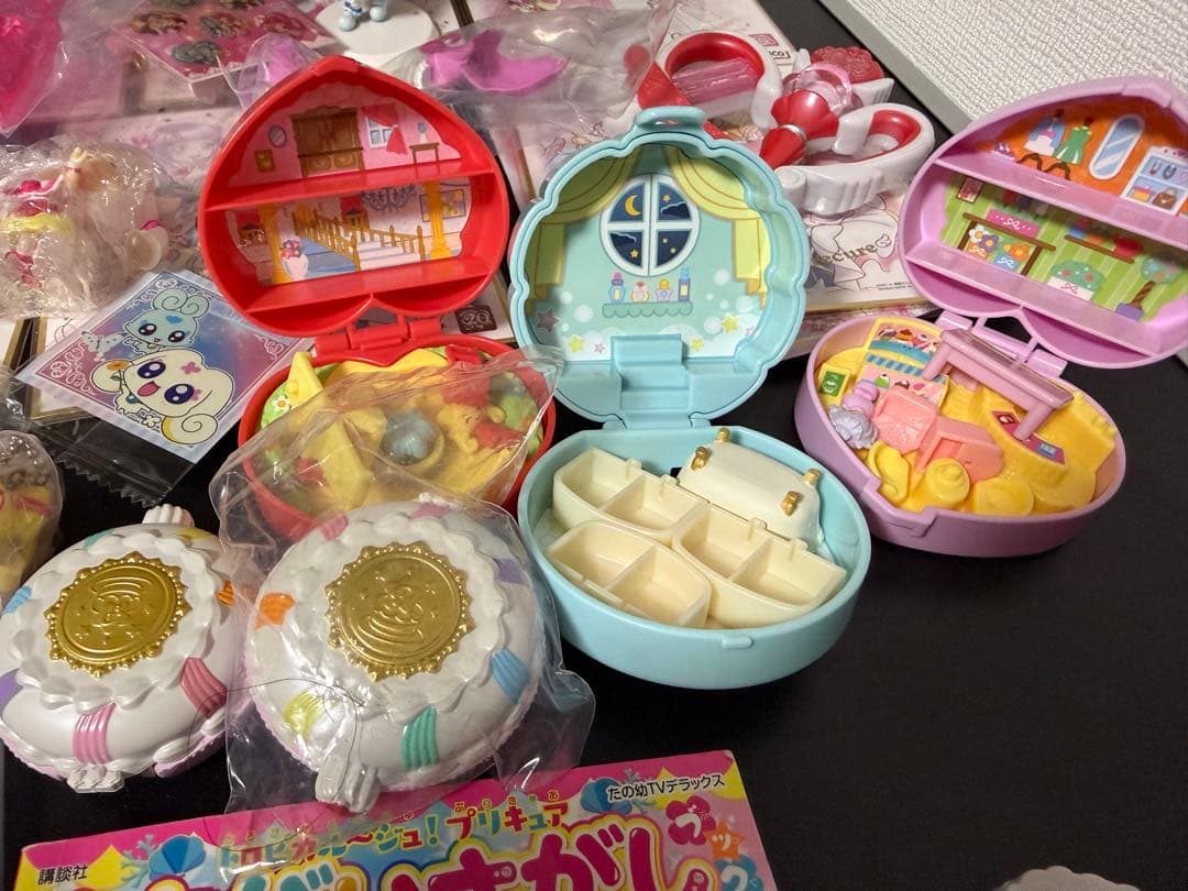 プリキュア グッズセット 大量　フィギュア　色紙　バッジ　　　 キーホルダー