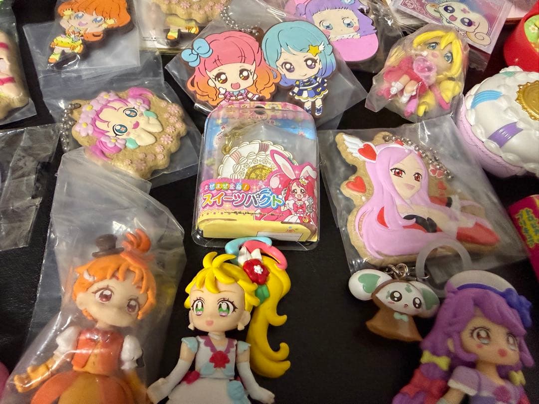 プリキュア グッズセット 大量　フィギュア　色紙　バッジ　　　 キーホルダー