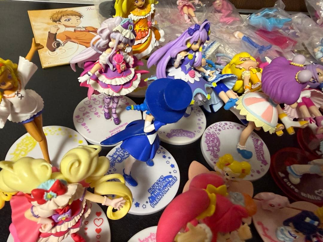 プリキュア グッズセット 大量　フィギュア　色紙　バッジ　　　 キーホルダー