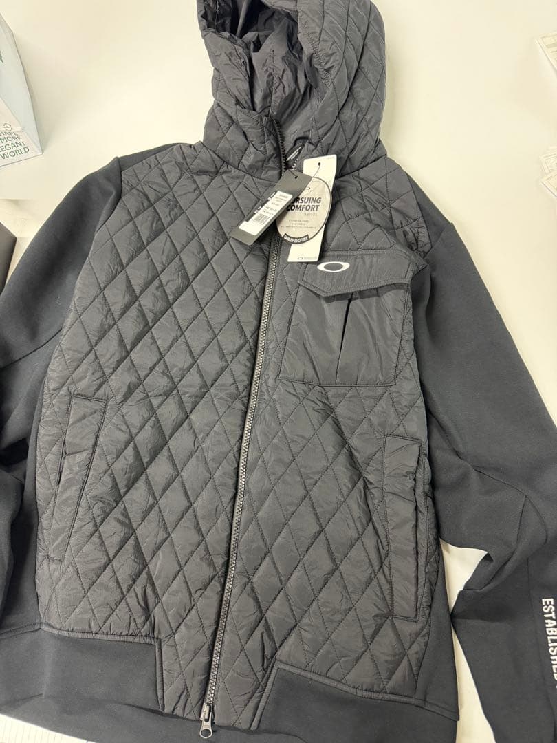 @*6様 新品 オークリー ゴルフウェア HYBRID PUFF フリースジャケ オークリー（OAKLEY）（メンズ）ゴルフウェア 軽量 アウター HYBRID