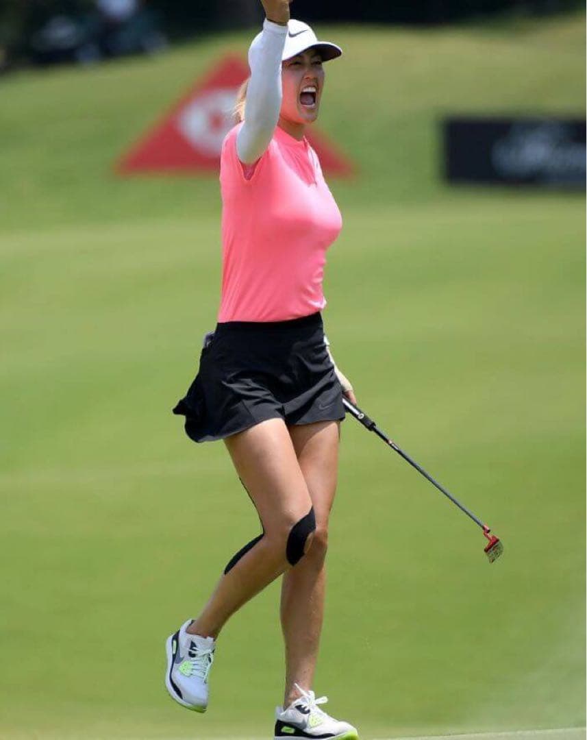 MichelleWie unboxes her very own #nike shoe at #PebbleBeach