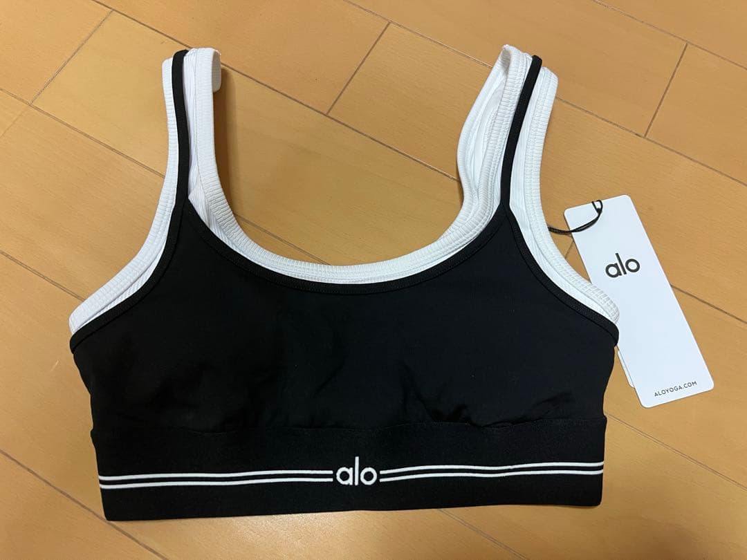 alo yoga アロ エアブラッシュ ブラ XSサイズ - メルカリ