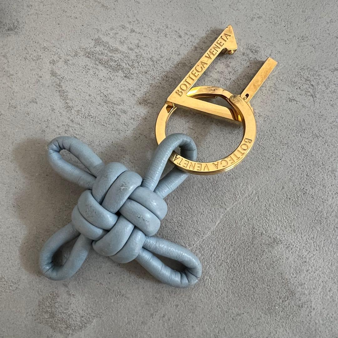 Bottega Veneta トライアングルキーリング ライトブルー