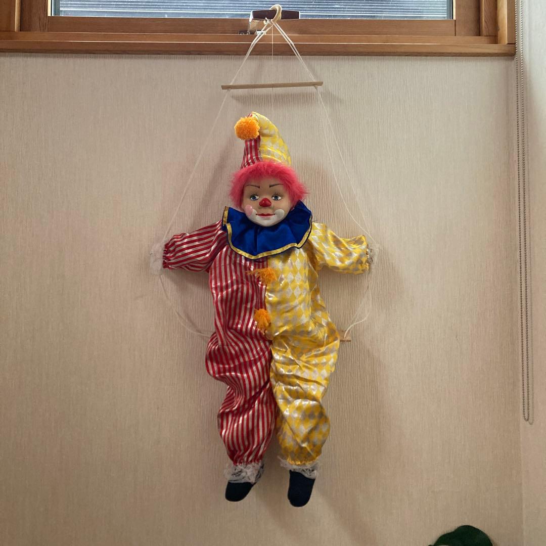 ピエロ 吊人形 赤と黄色のストライプ - メルカリ
