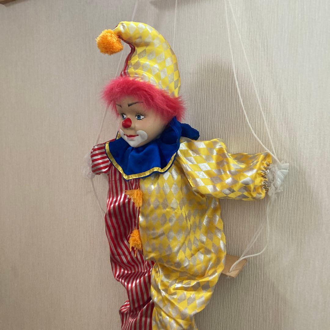 ピエロ 吊人形 赤と黄色のストライプ - メルカリ