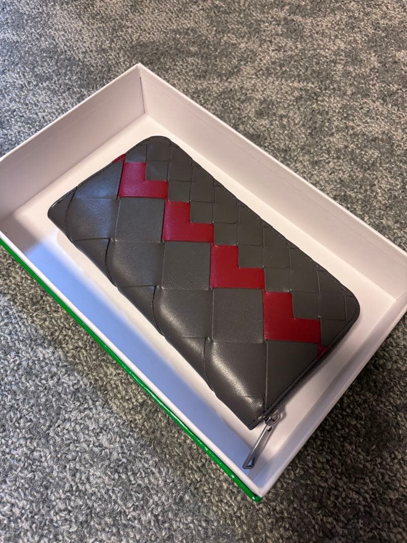 BOTTEGA VENETA 編み込みレザー長財布 グレー/レッド - メルカリ