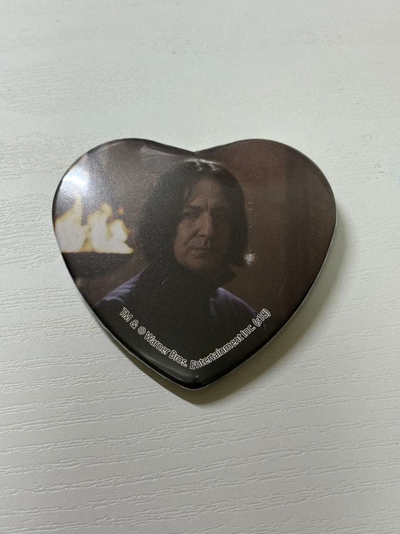 セブルス・スネイプ ハート型缶バッチ - メルカリ