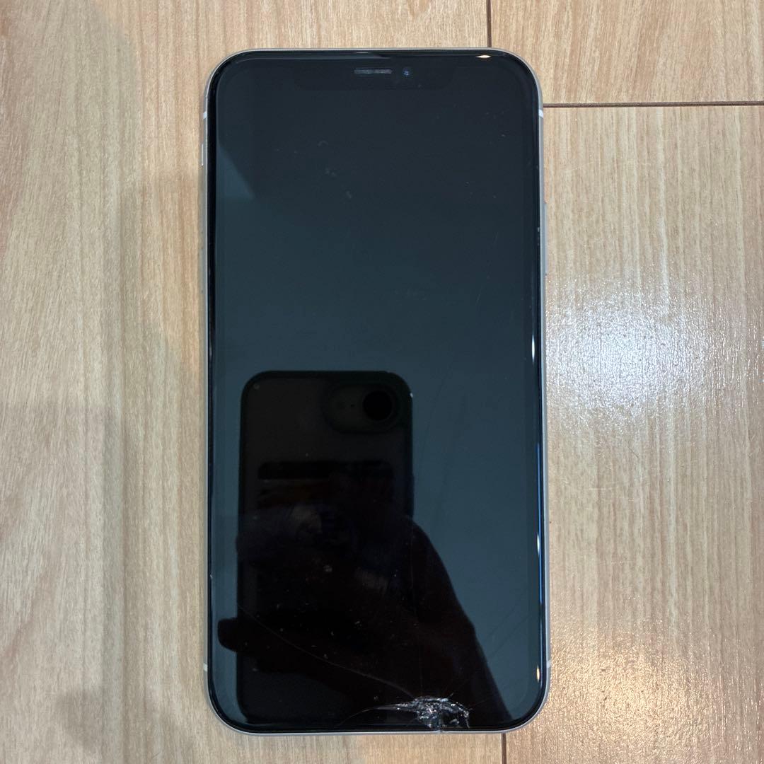 iPhone XR ホワイト 画面にひびあり 国分寺市からのお客様 iPhoneXR（アイフォンXR）の画面割れ・液晶不良