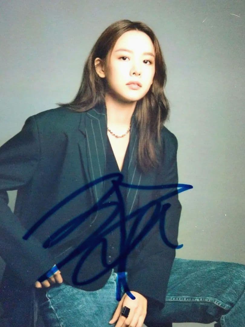チョ・ユニ直筆サイン入り2Lサイズ写真…Jo Yoon-hee…ナイン チョ・ユニ直筆サイン入り2Lサイズ写真…Jo Yoon-hee…ナイン - メルカリ