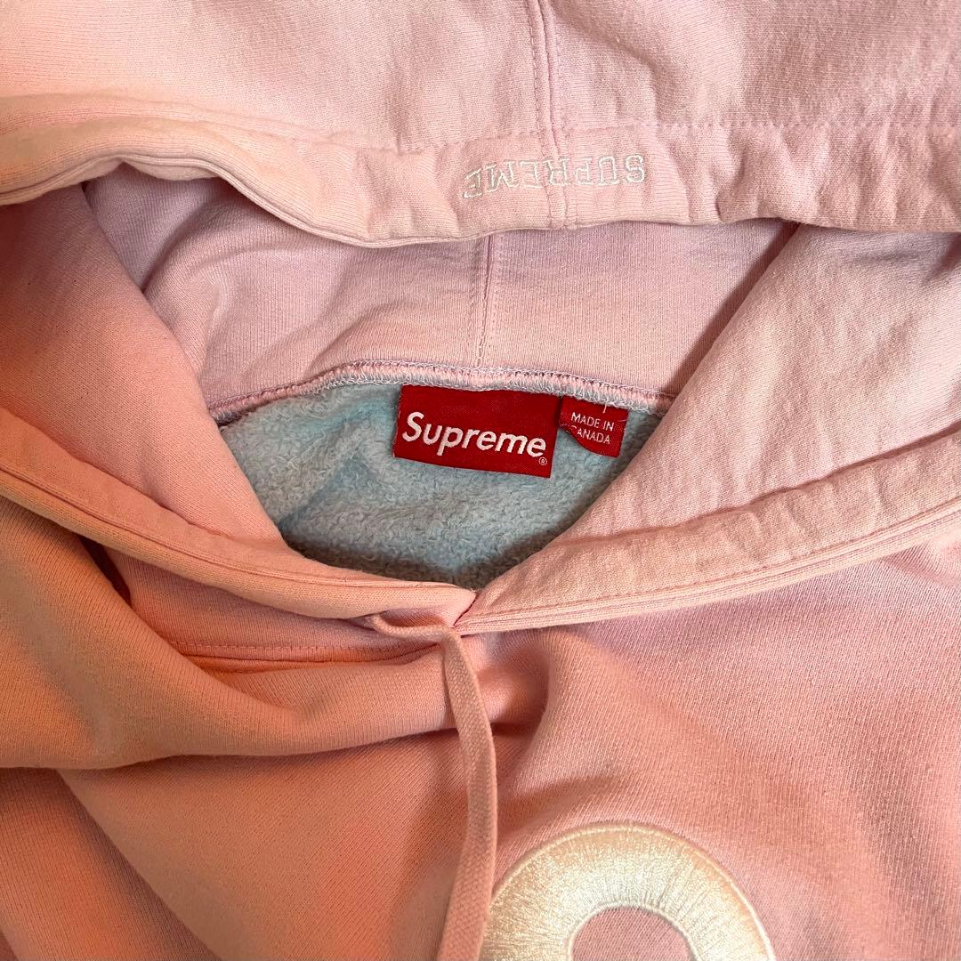 Supreme ピンク 水色 パーカー - メルカリ