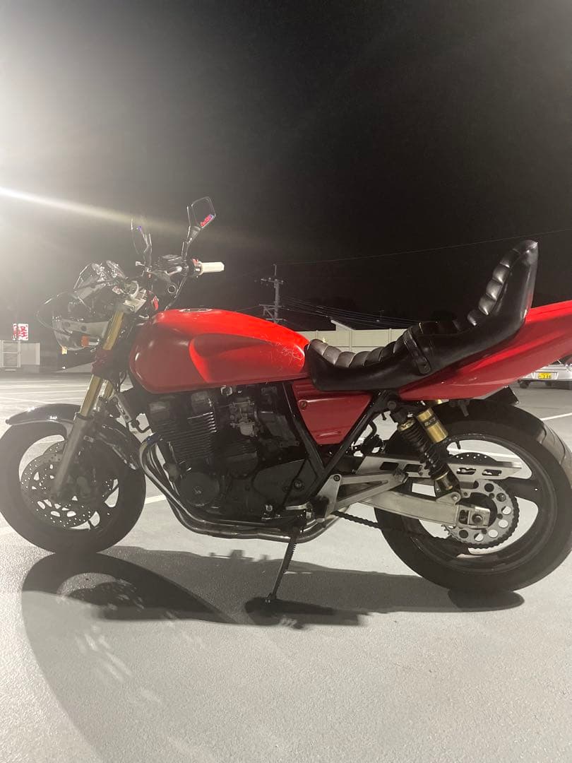 XJRチョビ3段シート XJRをシートをチョビ三段に変えてイメチェンしました‼️ イケイケの白