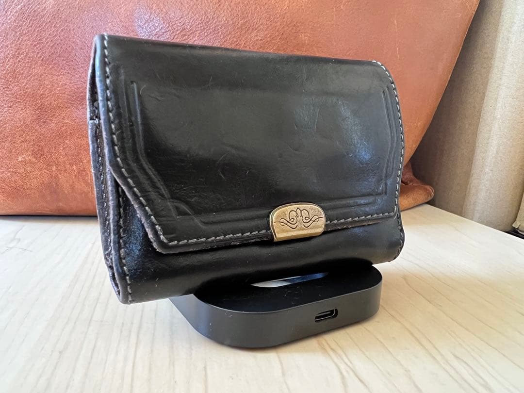 三つ折り財布兼キーケース　池之端銀革店　Dual ブラック 池之端銀革店 Dual UK サドルレザー dcr-1036 SEVERAL 真鍮 のフロント