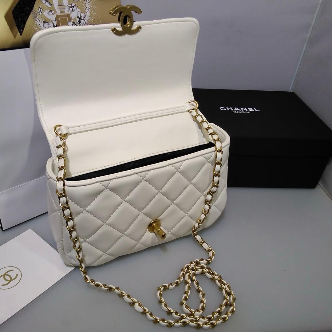 CHANEL 〈シャネル〉ノベルティ パールビジュー付 ホワイトショルダー