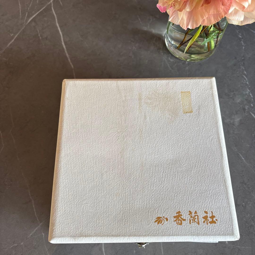 香蘭社 有田焼 白磁 レリーフ皿 5枚 共箱付き 百貨店贈答品 - メルカリ