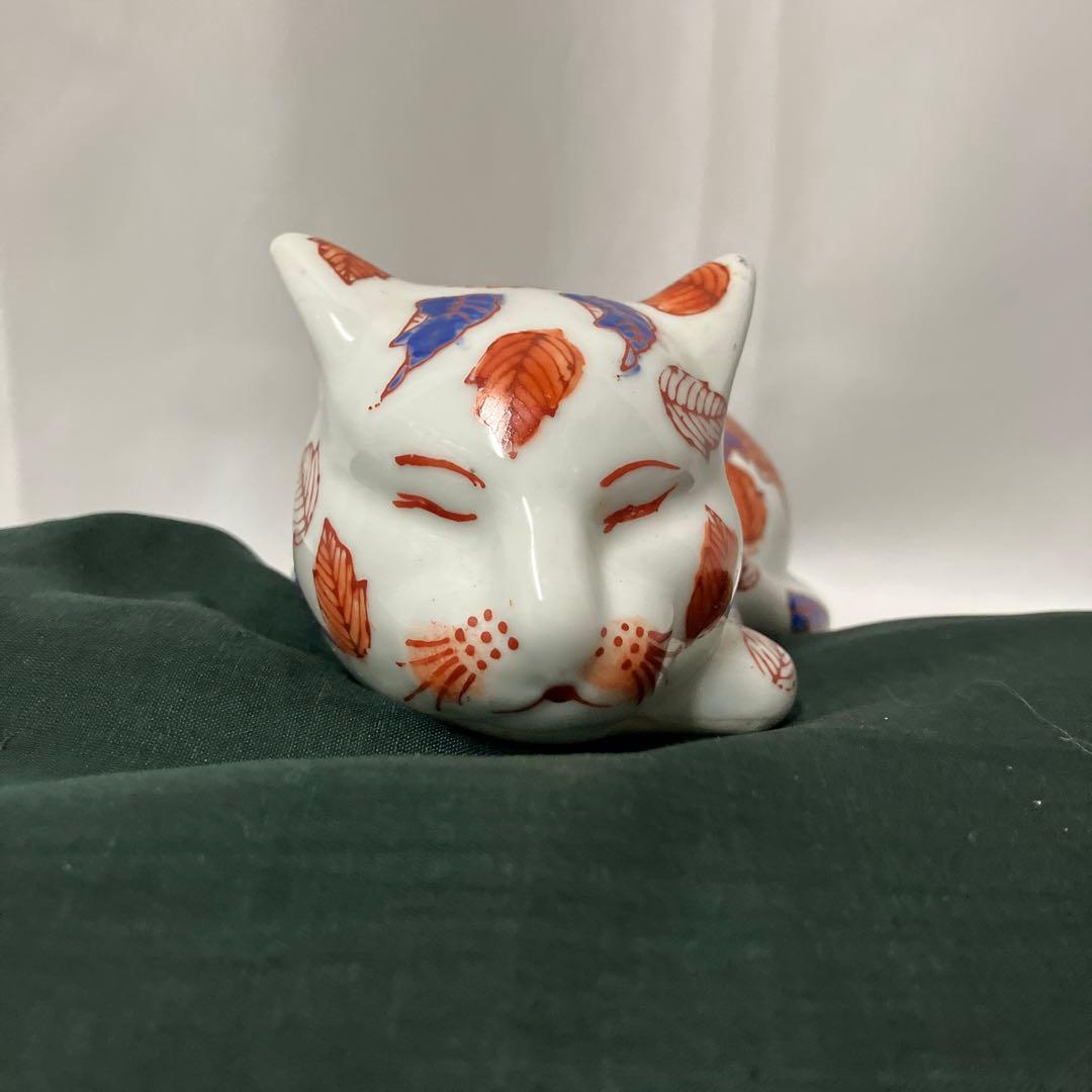 伊万里焼 眠り猫置物 染錦花紋 色絵 牡丹 縁起物 ねこの置物 レトロ