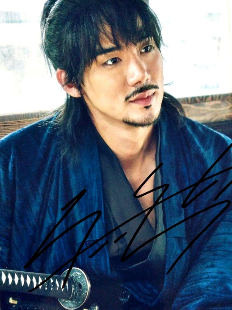 ユ・ヨンソク直筆サイン入り超 特大写真…Yoo Yeon-seok - メルカリ