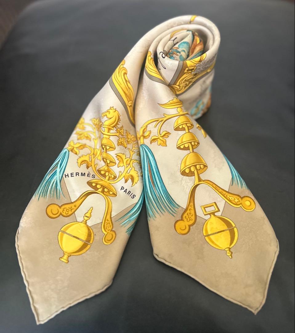 エルメススカーフ カレ90/柄名:羽根飾りと鈴《ジャガード地》