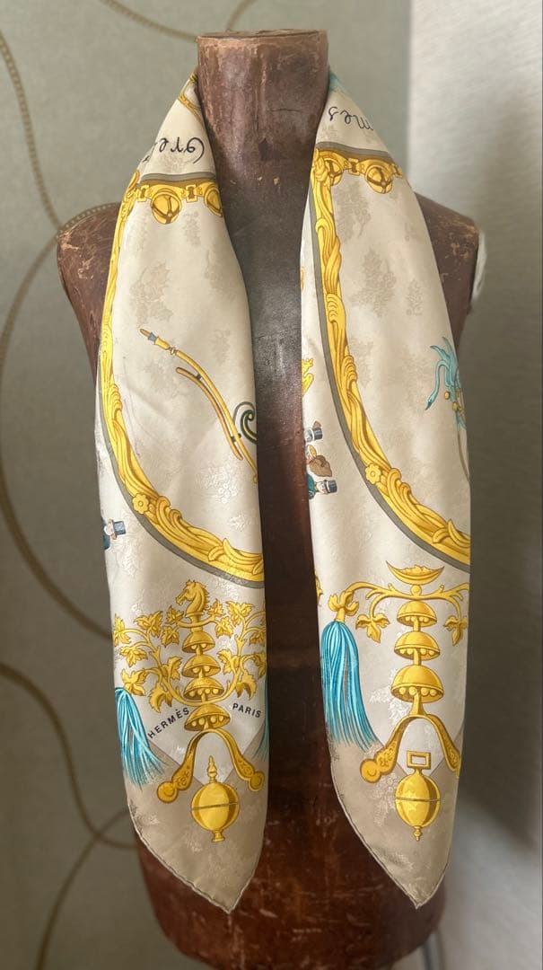 エルメススカーフ カレ90/柄名:羽根飾りと鈴《ジャガード地》