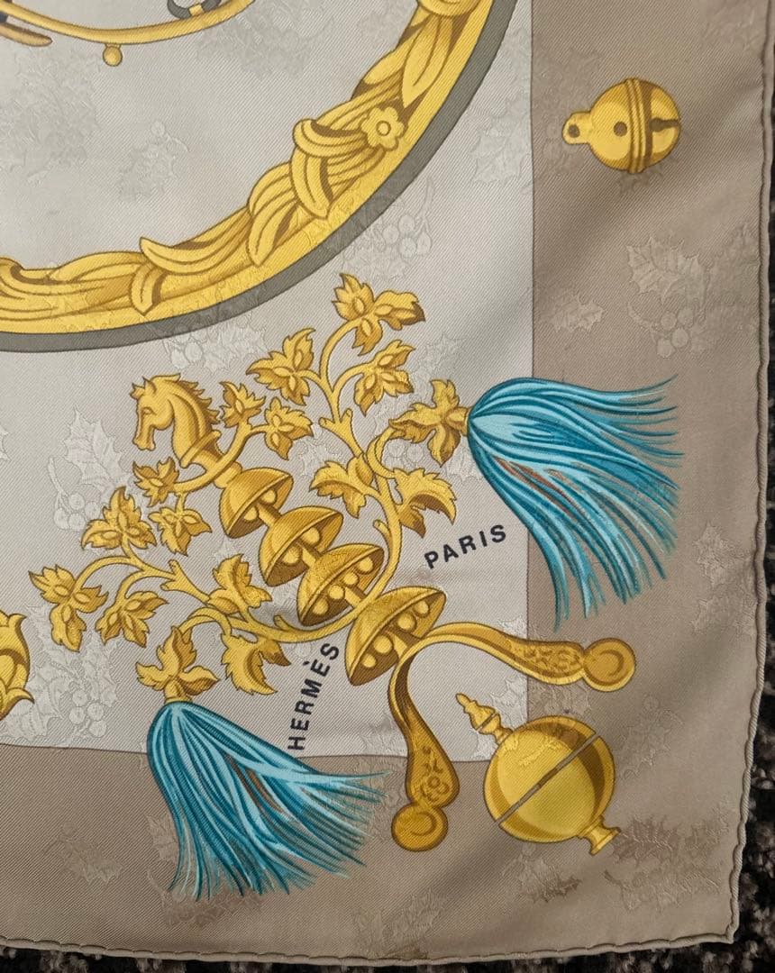 エルメススカーフ カレ90/柄名:羽根飾りと鈴《ジャガード地》