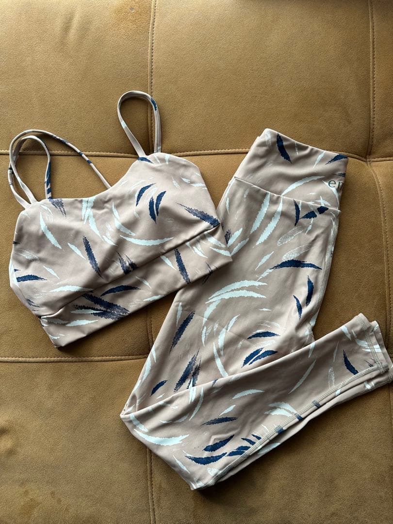 emmi yoga leaf柄ブラトップ＆レギンス 楽天市場】エミ emmi emmi yoga leaf柄レギンス レディース ホワイト