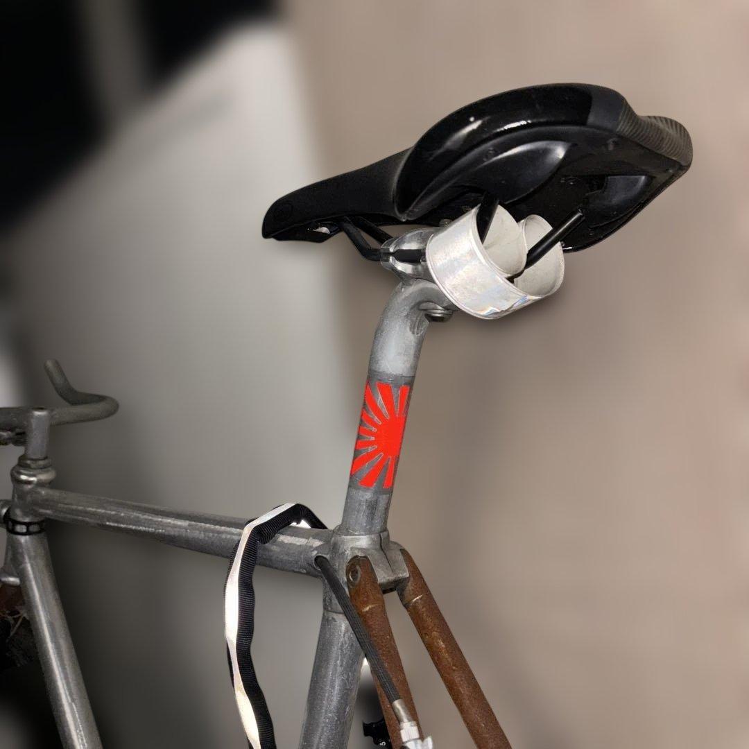 ピストバイク シルバー フレーム カーボンホイール 削り出しフレーム