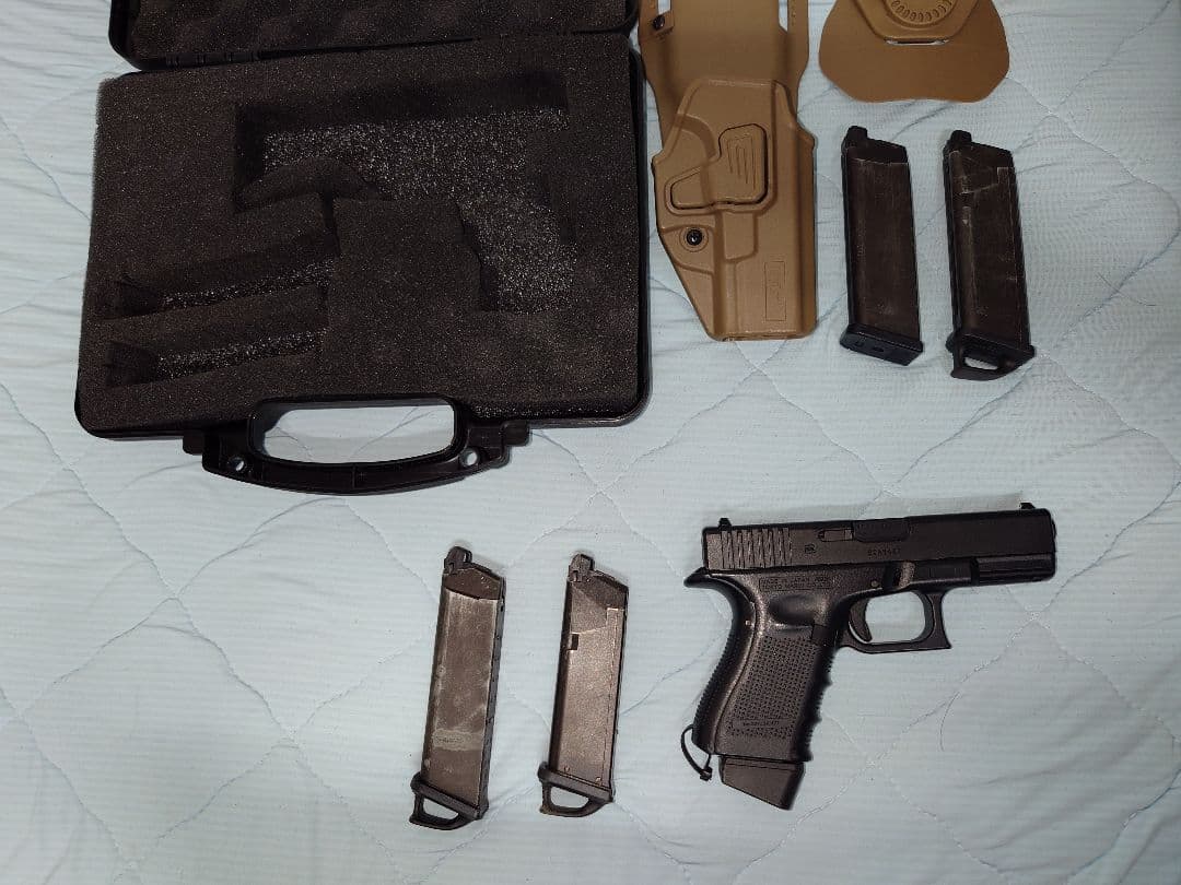 グロック19gen4ケース付きホルスター、マガジン4本付き