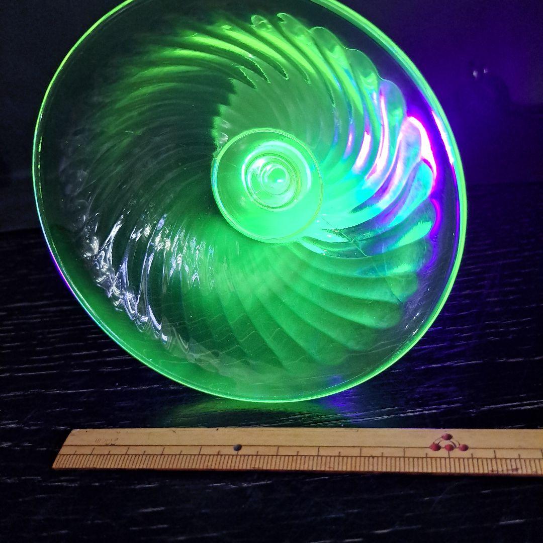 ウランガラス USA 極上カナリアンイエロー 菊型ひねり切子 デザ