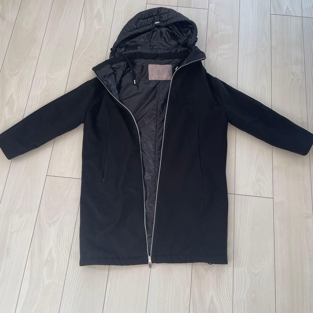 Herno ブラック ダウンジャケット フード付き HERNO（ヘルノ） フード付 ダウンジャケット PI001171U 12456Z 9300