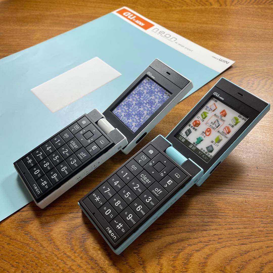 au neonネオン］未使用新品 携帯モック白と水色2色セットMoMA収蔵品