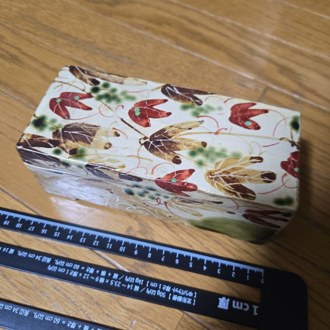 紅葉模様の陶器の箱　一部かけあり 紅葉模様の陶器の箱 一部かけあり 紅葉模様の陶器の箱 一部かけあり