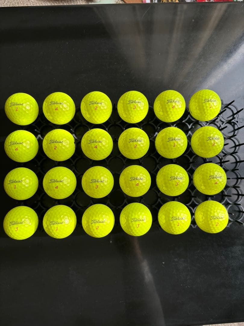 新品に近い　送料込み　タイトリスト　PRO V1x ロストボール 24球セット ロストボール ランク1・2 訳ありマジック タイトリスト Pro V1混合 or