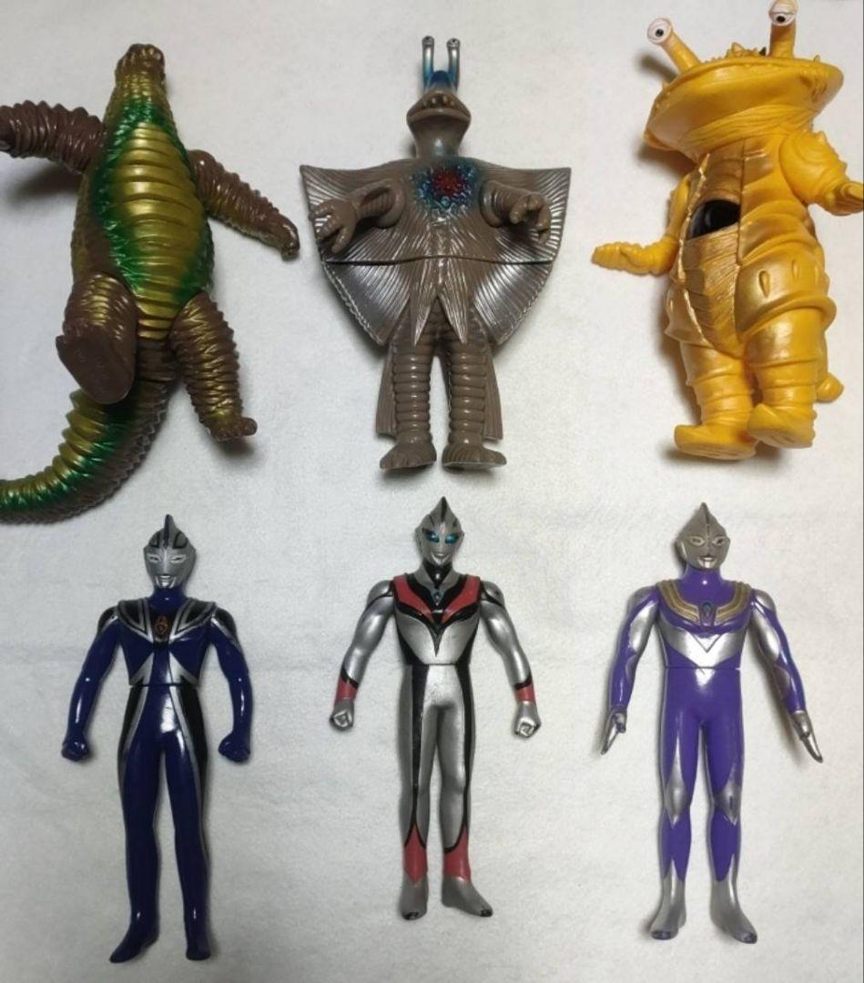 ウルトラマン・怪獣・キングギドラ(ゴジラ)恐竜1体のソフビの約60体