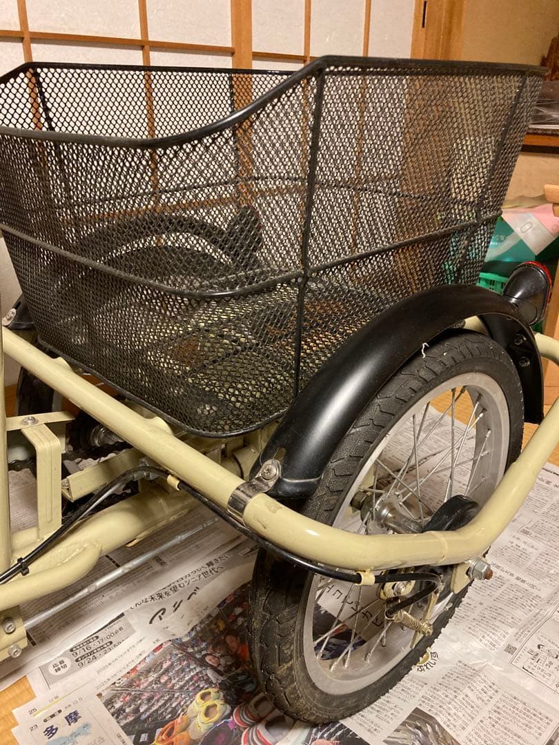 ノーパンク電動三輪車 クリーム色 前後バスケット付き - メルカリ