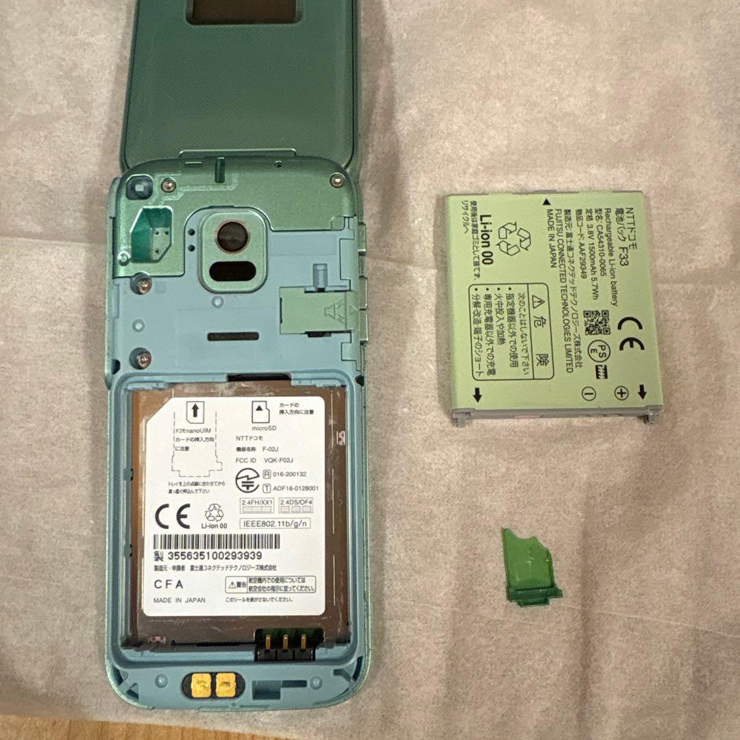 らくらくホン F-02J 本体 ミントグリーン SIMフリー 4Gガラケー - メルカリ