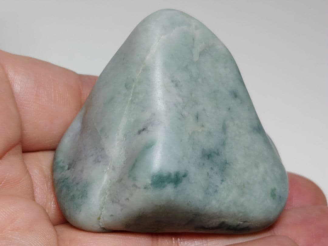 糸魚川153 翡翠 106g ヒスイ 原石 鑑賞石 自然石 誕生石 鉱物 鉱石