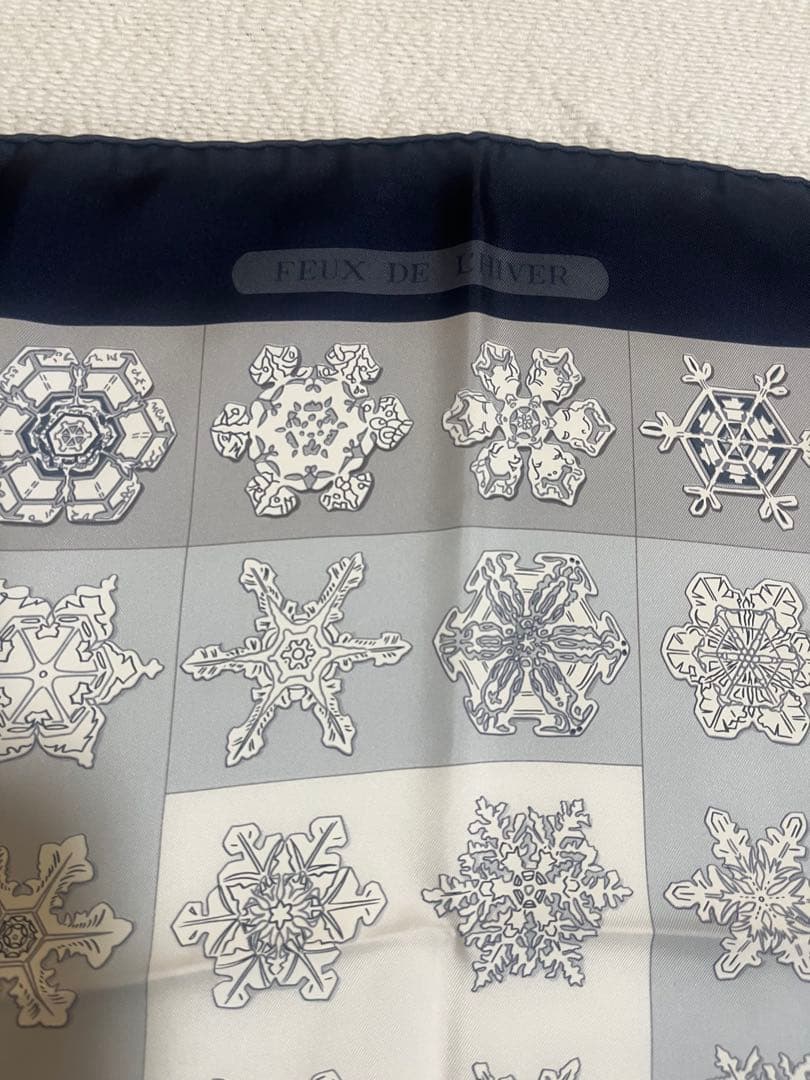 エルメス カレ90 FEUX DE L'HIVER 雪の結晶 グレー／ネイビー - メルカリ