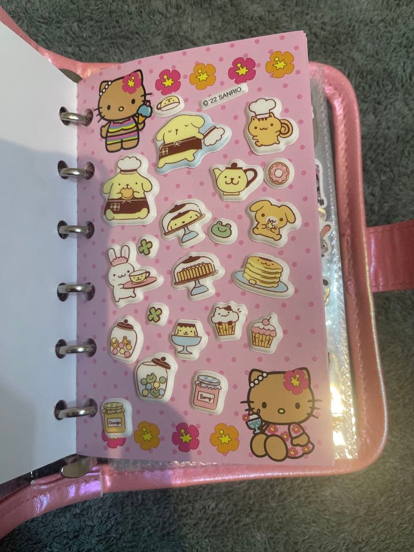 【コギャルキティシール帳　バインダー付き】サンリオ　ズートピア　シール帳ランダム