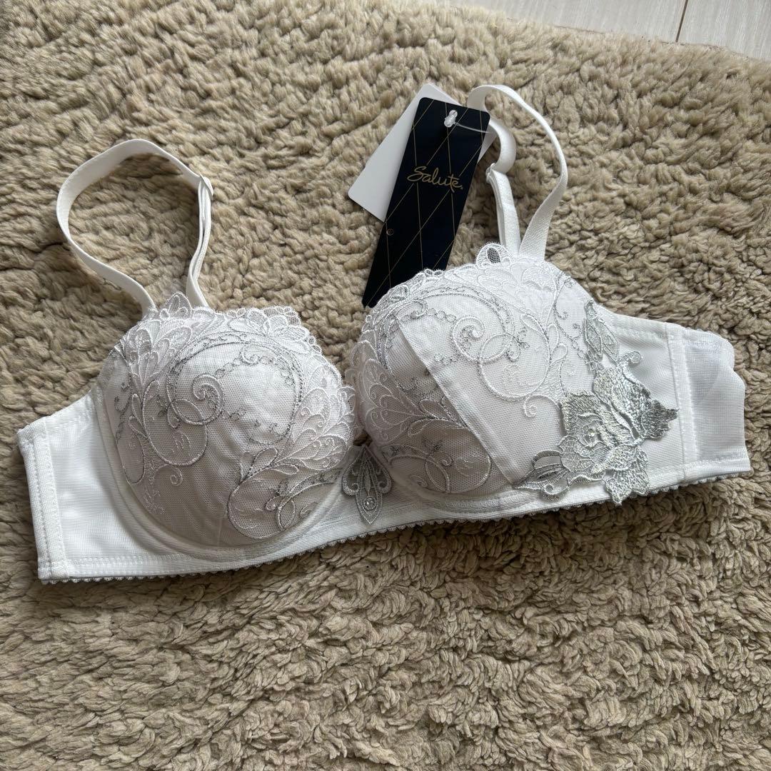 サルート 女優ブラ C70 新品 白 ワコール - メルカリ