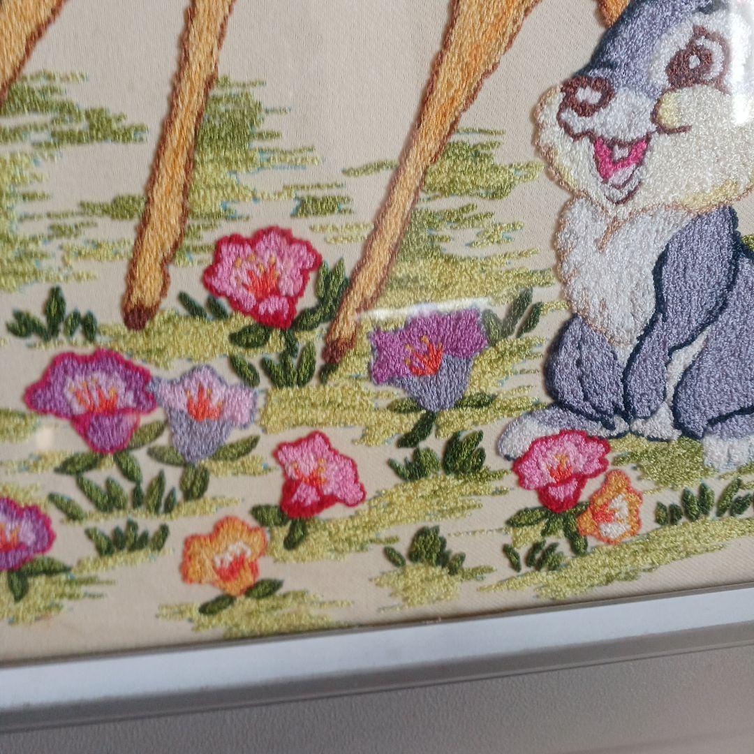 *  　バンビと　たわむれるウサギ  　*