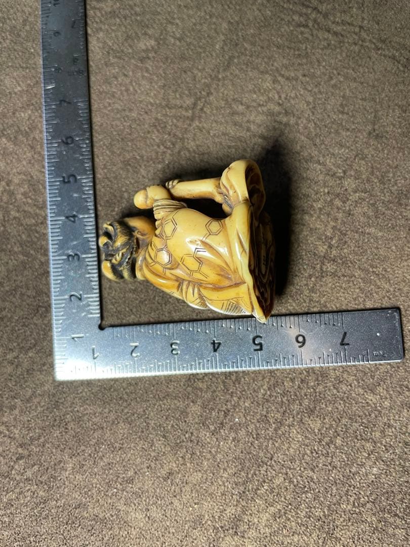 ⚫️アリーヒローズさま専用⚫️ 根付 色絵 女と天狗 骨 牙 （天然素材） 法玉銘