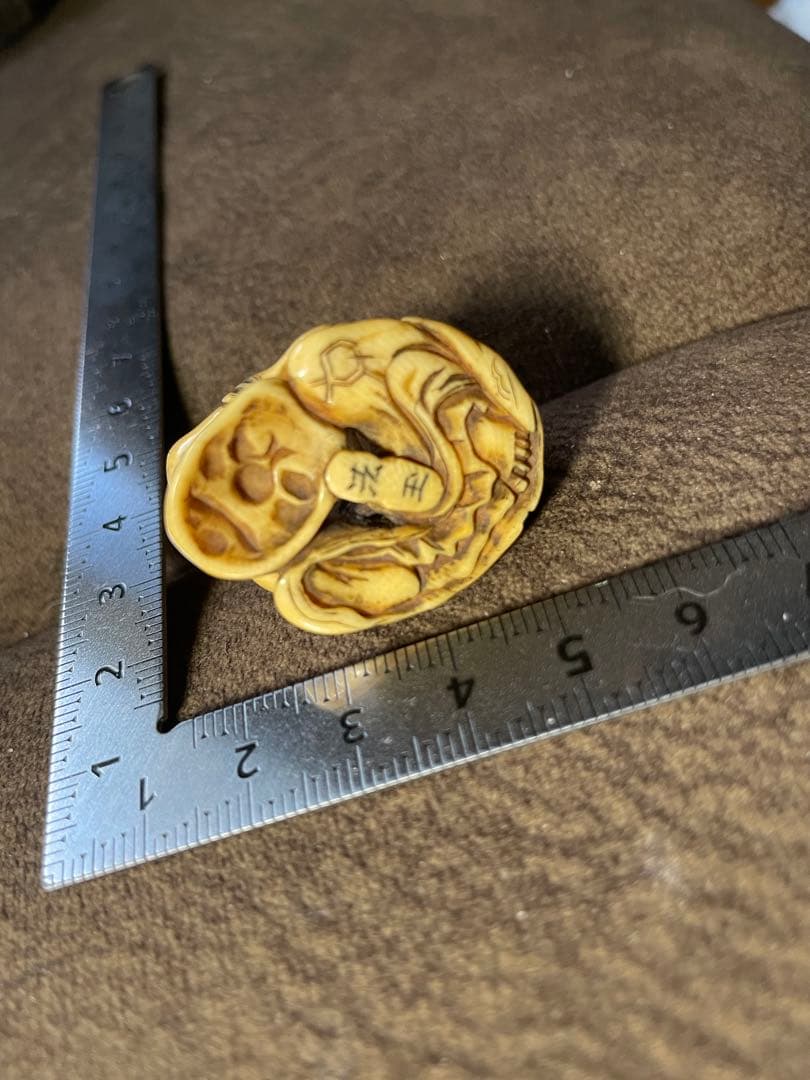 ⚫️アリーヒローズさま専用⚫️ 根付 色絵 女と天狗 骨 牙 （天然素材） 法玉銘