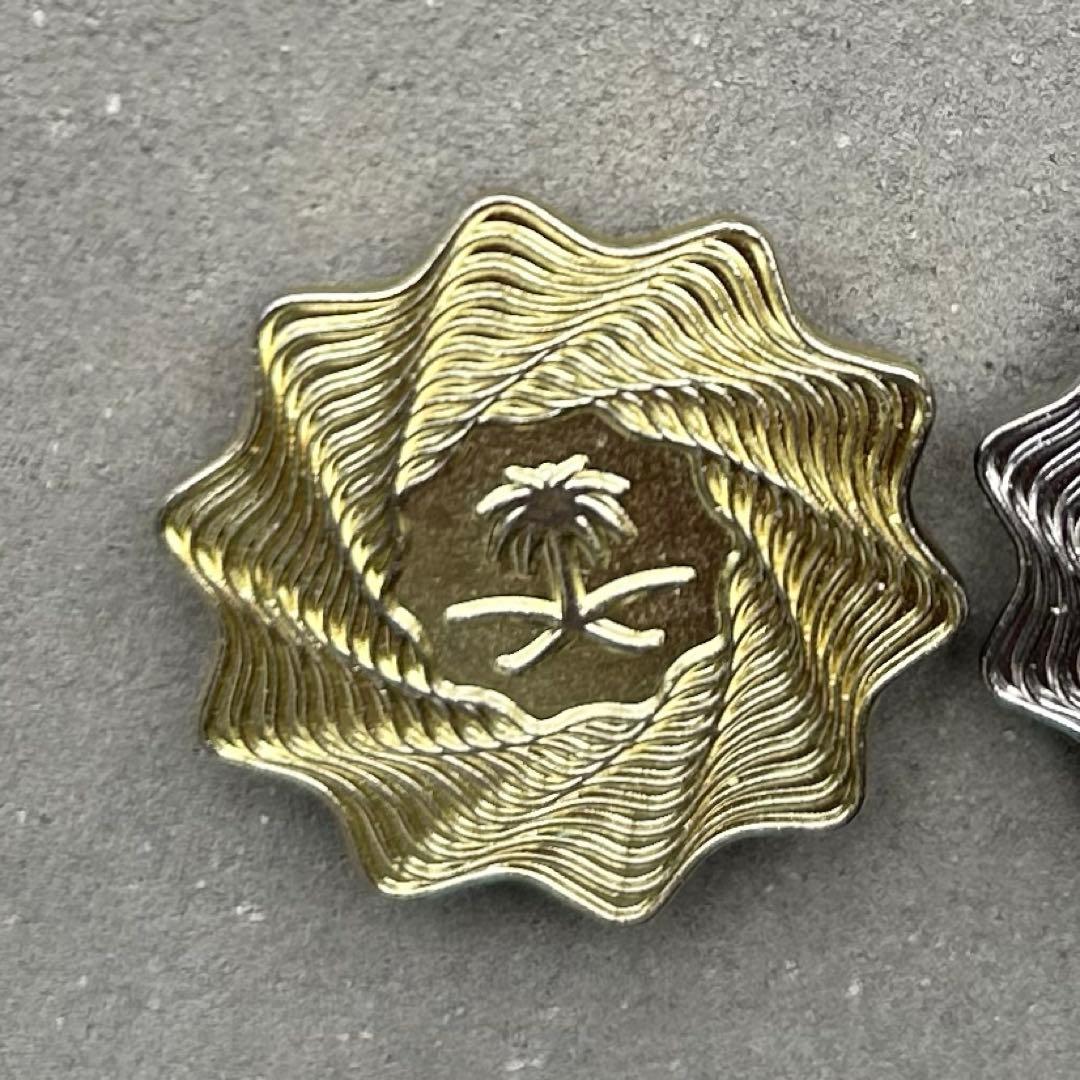 ぼ*う様 【超レア】サウジアラビア公式ピンバッジ 金色銀色セット 万博